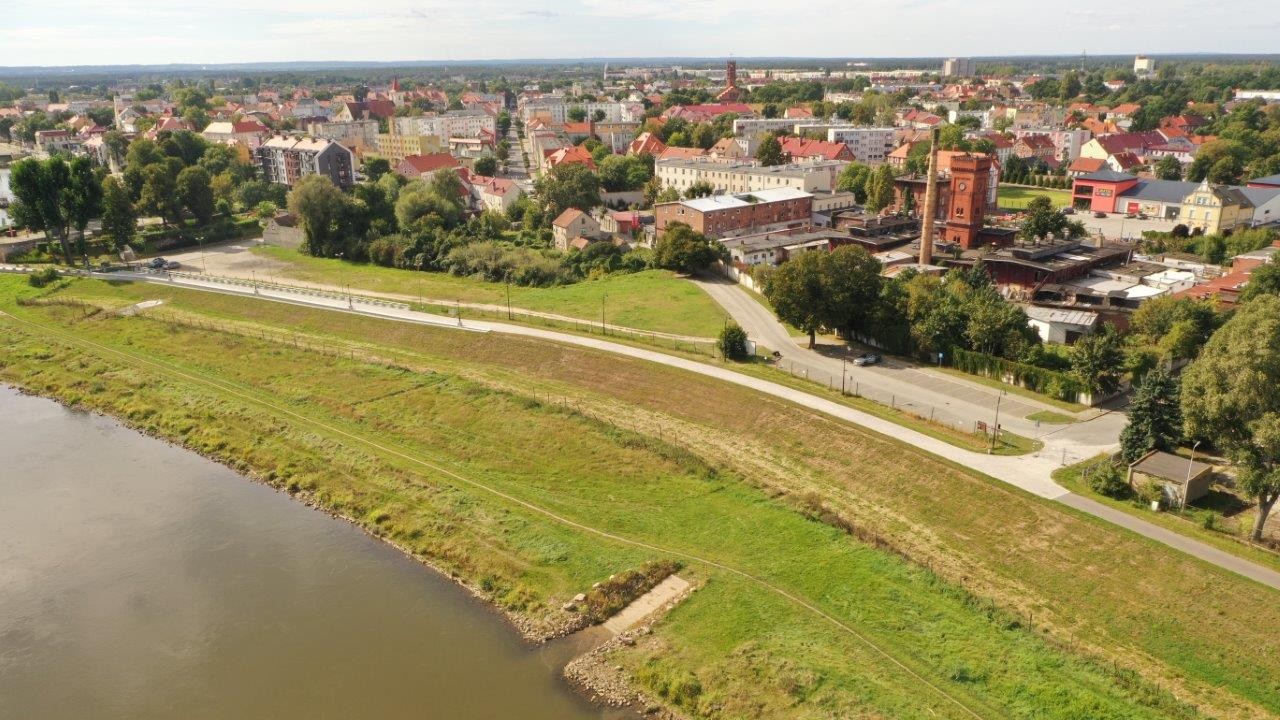 Nowe wały nad Odrą i Czarną Strugą gotowe. Wody Polskie zakończyły rozbudowę infrastruktury przeciwpowodziowej