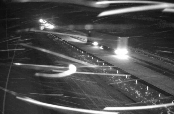 Sypnęło śniegiem, trudne warunki drogowe w regionie Widok z kamery GDDKiA na A18