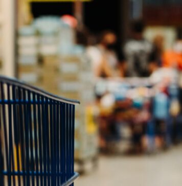 Policjant po służbie zapobiegł kradzieży Wózek sklepowy