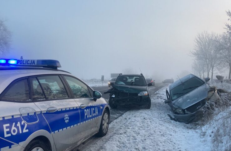 Trudne warunki na drogach Zdarzenie drogowe na skrzyżowaniu DK92 z drogą do Ługów, 4/12/2023