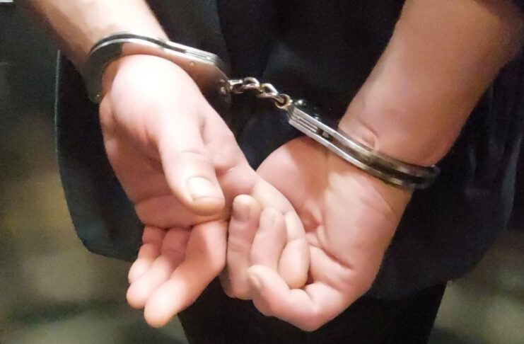 Wyrwał torebkę kobiecie gdy szła do pracy – półtorej godziny później został zatrzymany, wpadł też kolega Przestępca zakuty w kajdanki