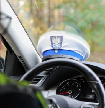 Świąteczny weekend na drogach województwa lubuskiego Policjant w radiowozie