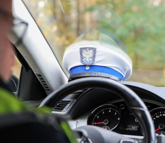 Policjant w radiowozie