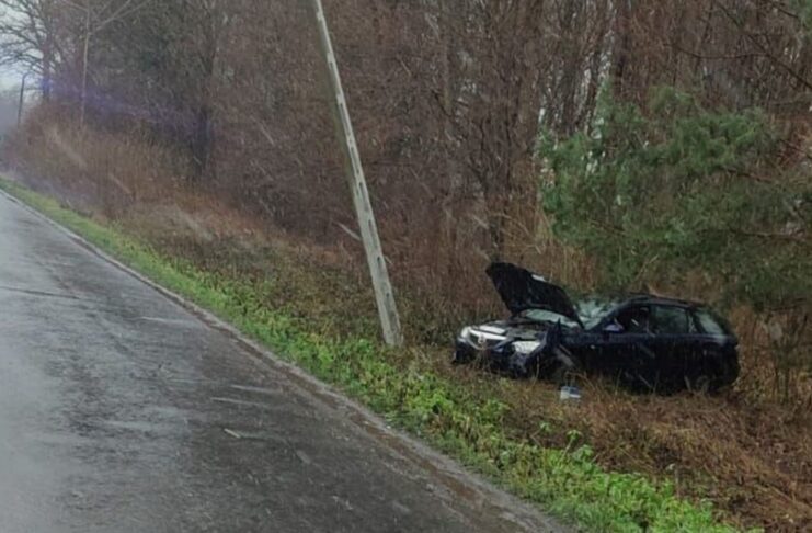 Pijany 25-latek rozbił auto o słup