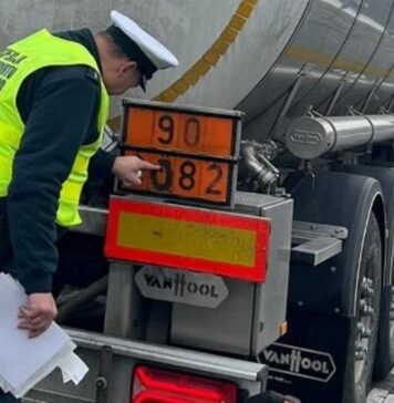 Inspektor ITD kontrolujący tablice ADR