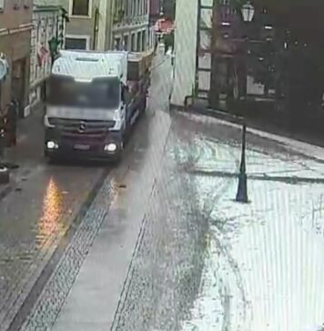 Ciężarówka na deptaku w Zielonej Górze - tak pokierowała go nawigacja