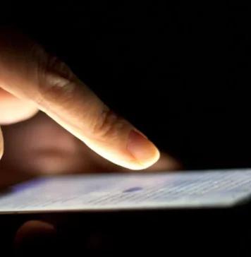 Oszustwa na pracownika banku to coraz większy problem – 37-latek stracił w ten sposób oszczędności życia Telefon komórkowy