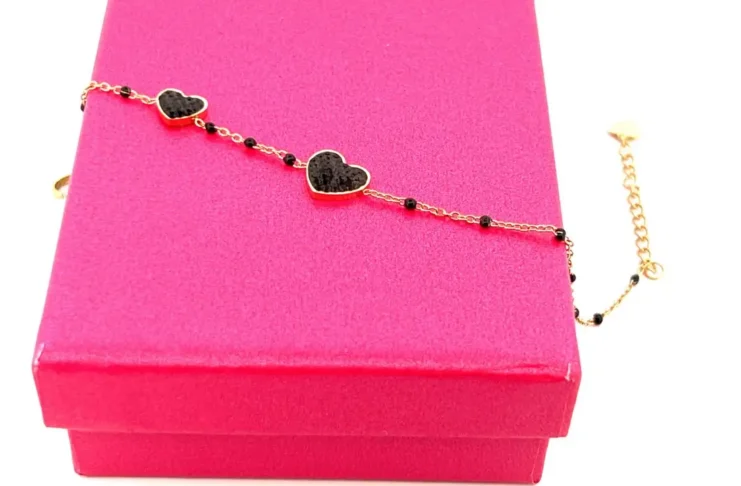 Dlaczego warto wybrać bransoletki ze stali chirurgicznej? Poznaj ich najważniejsze zalety