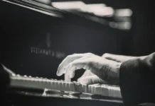Pianista gra na fortepianie