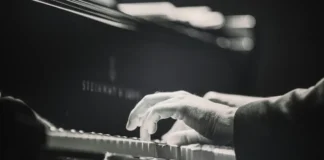 Pianista gra na fortepianie