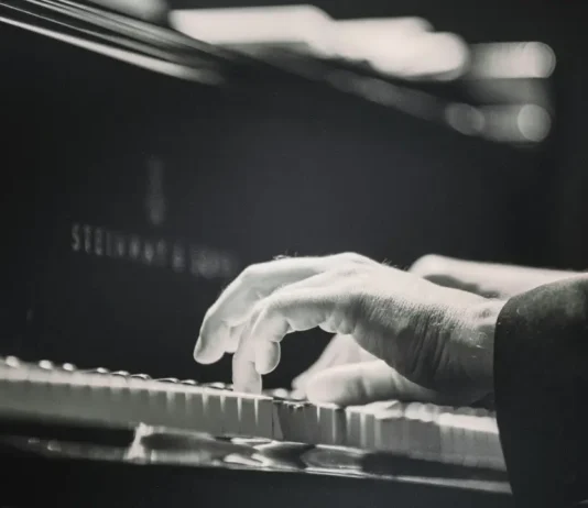 Pianista gra na fortepianie
