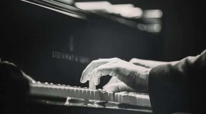 Pianista gra na fortepianie