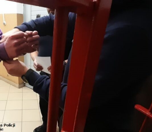 Chciał sprawdzić czy jest poszukiwany i okazało się, że tak Chciał sprawdzić czy jest poszukiwany i okazało się, że tak