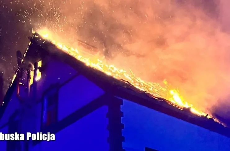 Pożar w Żaganiu: 70-latek spłonął w swoim mieszkaniu, 19 osób ewakuowanych. Trwa śledztwo Pożar w Żaganiu w kamienicy przy ulicy Bema