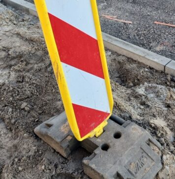 Rusza przebudowa chodnika w Dłużku Remont, budowa, tablica, skrajnia drogowa