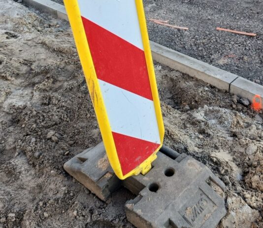 Rusza przebudowa chodnika w Dłużku Remont, budowa, tablica, skrajnia drogowa