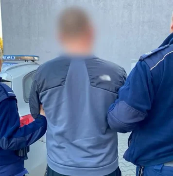 Mężczyzna z pończochą na głowie napadł na sklep w Słubicach. Zabrał z kasy 10 tysięcy złotych i uciekł Mężczyzna z pończochą na głowie napadł na sklep w Słubicach. Zabrał z kasy 10 tysięcy złotych i uciekł