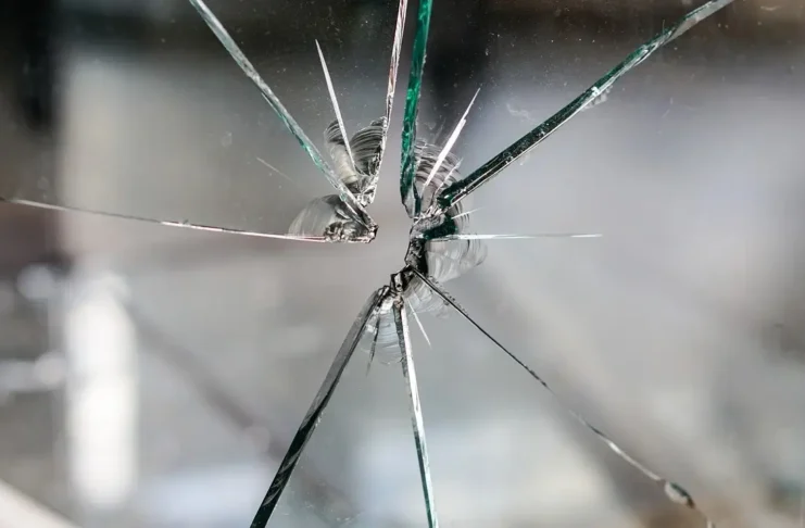 Zatrzymano wandala, który wybił szybę w markecie. 23-latek stanie przed sądem Zbita szyba