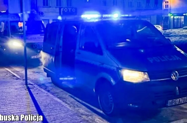 Zaginiony mężczyzna odnaleziony w 20 minut! Szczęśliwy finał poszukiwań 33-latka Policyjny radiowóz i ambulans stoją nocą na sygnałach w rynku