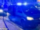 Policyjny radiowóz i ambulans stoją nocą na sygnałach w rynku