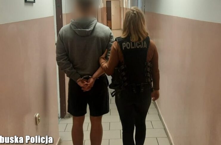 Skakali po samochodzie w centrum Zielonej Góry. Chuligański wybryk może ich drogo kosztować Skakali po samochodzie w centrum Zielonej Góry. Chuligański wybryk może ich drogo kosztować