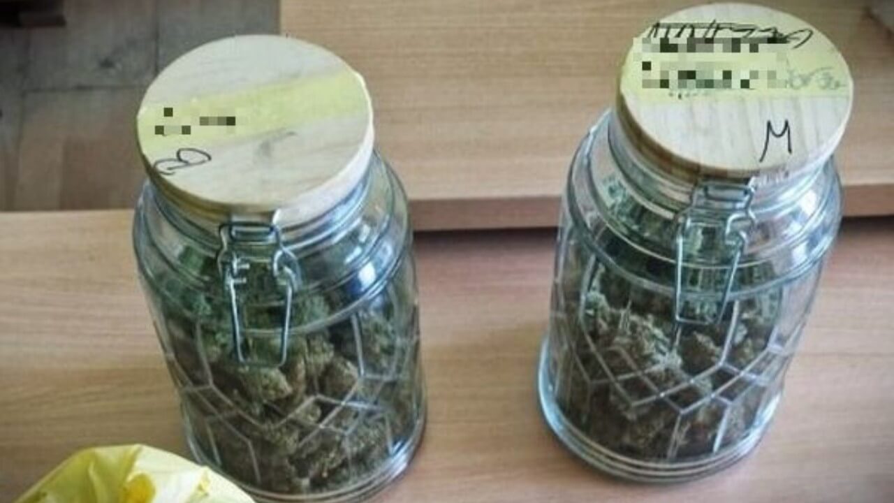 Słoiki z marihuaną w domu 27-latka, który handlował narkotykami. Grozi mu 10 lat więzienia