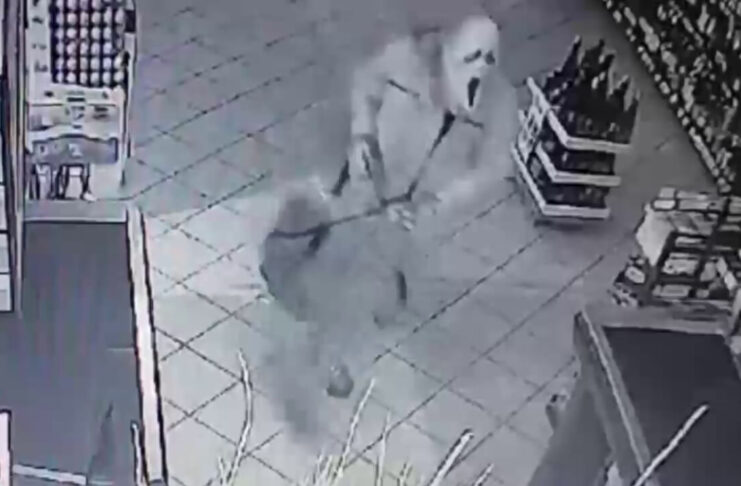 Włamywali się do sklepów w masce z horroru i siekierą Włamywali się do sklepów w masce z horroru i siekierą