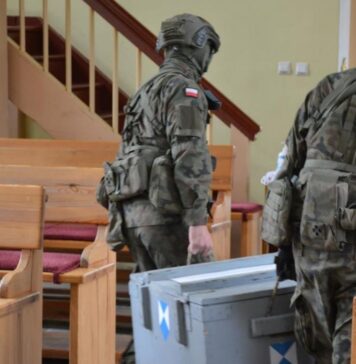 Realistyczne ćwiczenia służb w Łochowicach – usuwano niebezpieczny pakunek w rejonie zabytkowego kościoła Realistyczne ćwiczenia służb w Łochowicach - usuwano niebezpieczny pakunek w rejonie zabytkowego kościoła