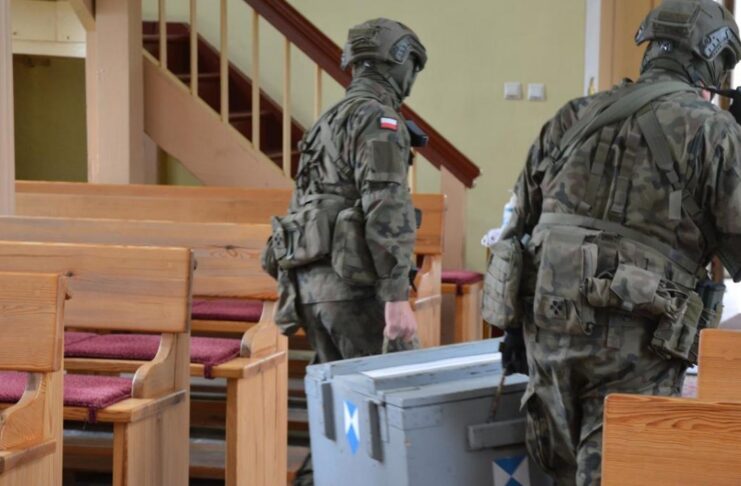 Realistyczne ćwiczenia służb w Łochowicach - usuwano niebezpieczny pakunek w rejonie zabytkowego kościoła