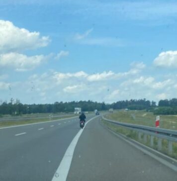 Niebezpieczny incydent na S3: Motorowerzysta wjechał na drogę ekspresową Motorowerzysta na drodze ekresowej S3