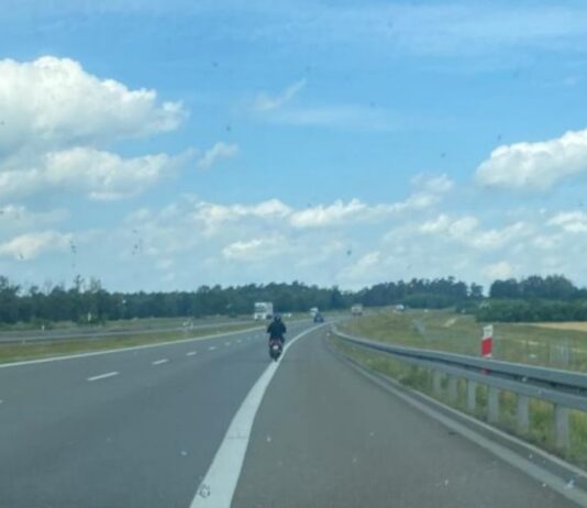 Niebezpieczny incydent na S3: Motorowerzysta wjechał na drogę ekspresową Motorowerzysta na drodze ekresowej S3