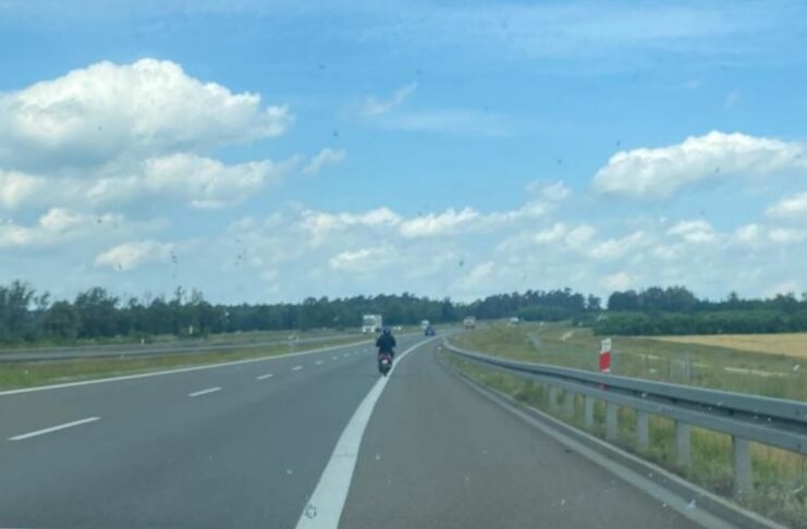 Motorowerzysta na drodze ekresowej S3