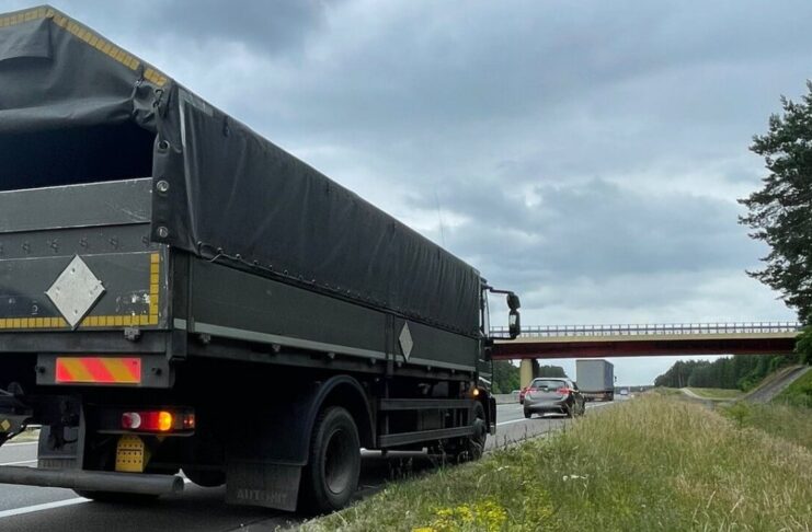 Pijana 35-latka doprowadziła do kolizji z wojskową ciężarówką na trasie S3. Wydmuchała ponad 3,2 promila