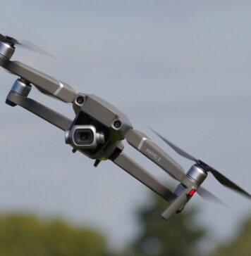 Dron w trakcie lotu