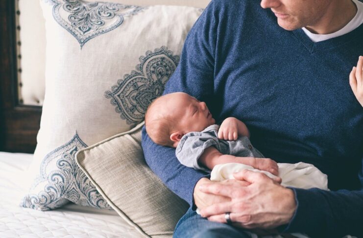 Ojcowie coraz częściej wykorzystują urlopy rodzicielskie. Wciąż jednak wiele zależy od podejścia pracodawców Ojciec z dzieckiem