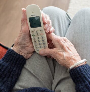 Senior trzymający słuchawkę telefonu