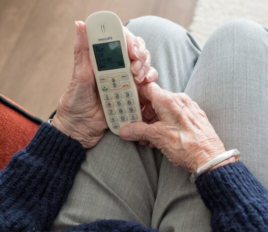 Oszustwa na córkę wciąż działają – fikcyjne wypadki i ogromne straty po telefonach oszustów Senior trzymający słuchawkę telefonu