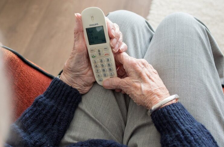 Senior trzymający słuchawkę telefonu