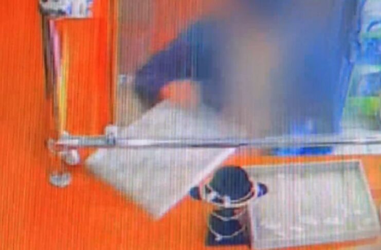 Kradzież biżuterii z lombardu we Wschowie. 19-latek uciekł z paletką pełną kosztowności