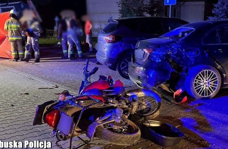 Śmiertelny wypadek na motocyklu. Bracia uderzyli w zaparkowany samochód, obaj nie żyją