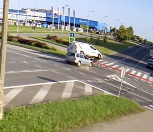 Wypadek na rondzie Górczyńskim w Gorzowie. 33-latek z dwoma promilami uderzył w busa – nawet nie hamował Wypadek na rondzie Górczyńskim w Gorzowie. 33-latek z dwoma promilami uderzył w busa - nawet nie hamował