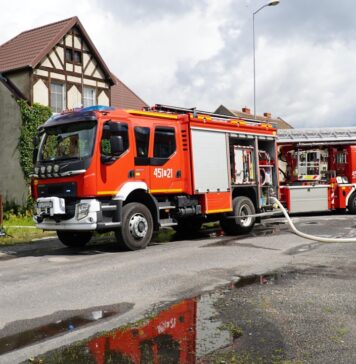 Pożar w Żarach. Strażacy wynieśli nieprzytomnego mężczyznę z płonącego budynku przy ul. Serbskiej Pożar w Żarach. Strażacy wynieśli nieprzytomnego mężczyznę z płonącego budynku przy ul. Serbskiej
