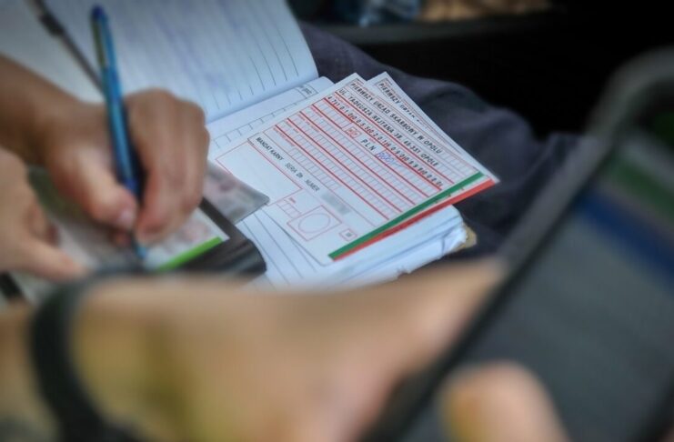 Kierowca autobusu rozmawiał przez telefon – mandat i punkty karne za telefon w ręku Mandat karny