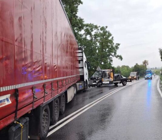 Groźny wypadek we Wschowie. Na krajowej 12 zderzyły się czołowo dwa samochody Groźny wypadek we Wschowie. Na krajowej 12 zderzyły się czołowo dwa samochody