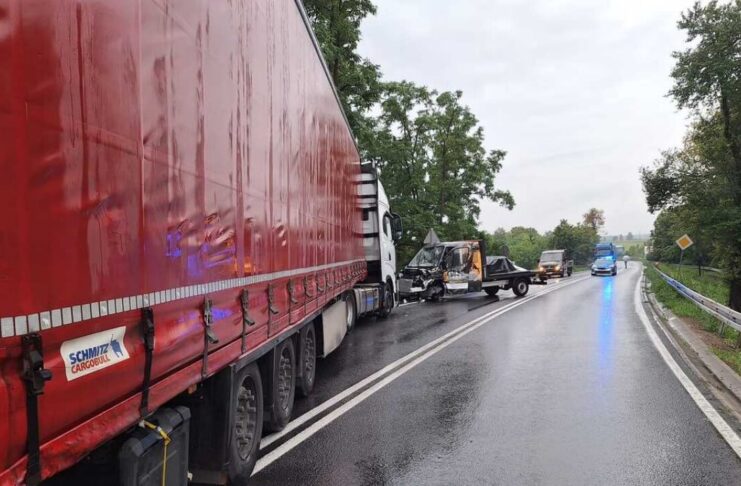 Groźny wypadek we Wschowie. Na krajowej 12 zderzyły się czołowo dwa samochody