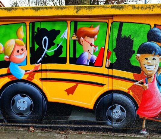 Dowóz uczniów do szkół w Gminie Żary – nowa umowa na rok szkolny 2024/2025 Mural - autobus szkolny