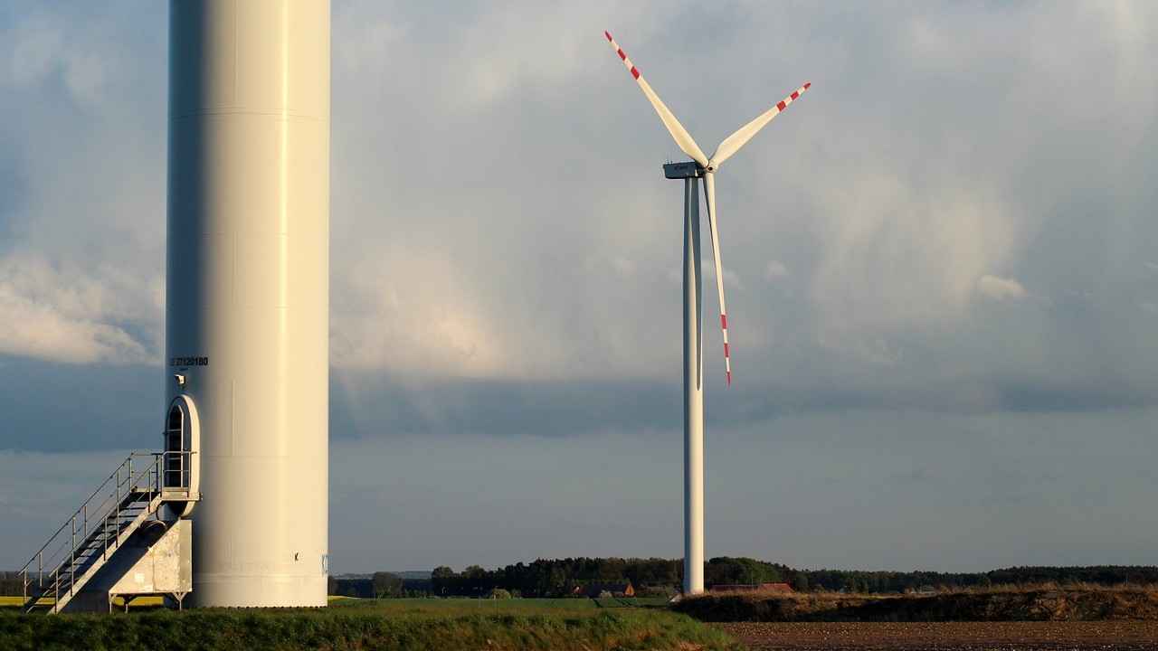 Nowelizacja ustawy wiatrakowej przełoży się na dodatkowe wpływy do budżetów gmin. Do 2030 roku sięgnąć mogą one 935 mln zł