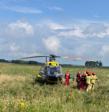 Pięć poważnych wypadków, wielu poszkodowanych. Niebezpieczny weekend na drogach powiatu żarskiego Śmigłowiec LPR na polu, obok strażacy