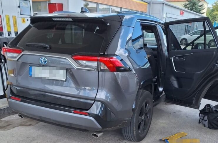 Skradziona Toyota odnaleziona na stacji paliw