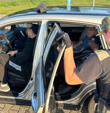 Ukraiński kierowca i nielegalni migranci zatrzymani podczas kontroli drogowej Ukraiński kierowca i nielegalni migranci zatrzymani podczas kontroli drogowej